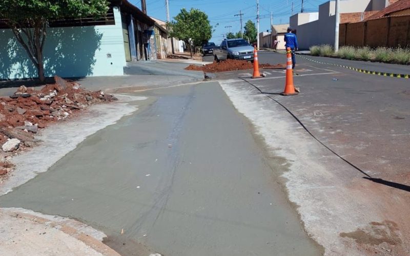 Almoxarifado Municipal de Andradina instala sarjetão para conter enxurradas