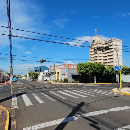 Novo semáforo está sendo implantado no cruzamento das avenidas Guanabara e Bandeirantes