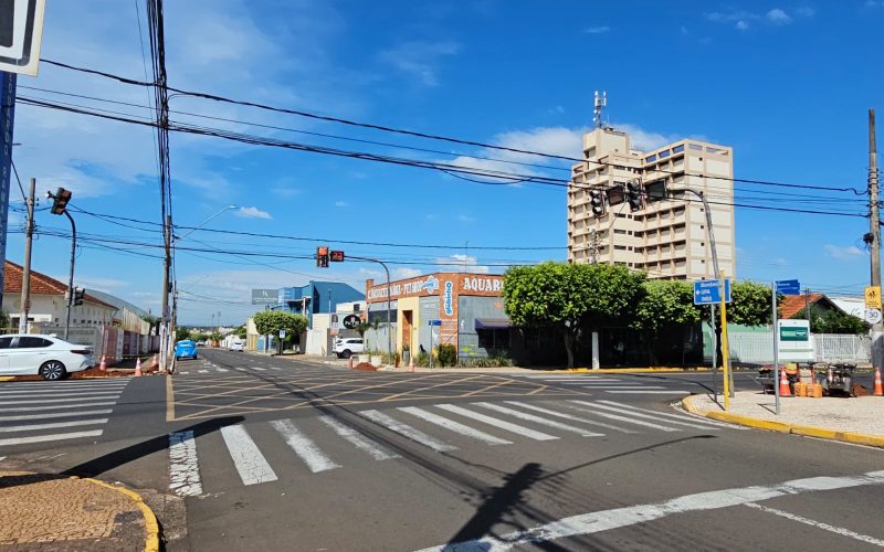 Novo semáforo está sendo implantado no cruzamento das avenidas Guanabara e Bandeirantes