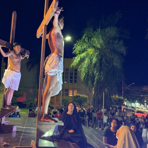 As celebrações da Semana Santa mobilizaram milhares de pessoas em Andradina, com uma programação intensa nas paróquias São Sebastião e Nossa Senhora das Graças. Ao longo dos dias, fiéis participaram de missas, encenações e procissões que reforçam a fé, a tradição e a reflexão sobre a paixão, morte e ressurreição de Cristo.

Com raízes que atravessam gerações, a Semana Santa é uma das manifestações religiosas mais importantes da comunidade católica local. Entre os momentos mais marcantes estão a encenação da Paixão de Cristo, que emociona pela riqueza artística e simbólica, e a tradicional procissão do Senhor Morto, que percorre as ruas da cidade num percurso entre as igrejas reunindo grande público, incluindo visitantes de toda a região.

Além do aspecto religioso, a programação também se destaca pelo potencial turístico. Segundo a subsecretária de Turismo, Viviane Castro, eventos dessa natureza ajudam a fortalecer o fluxo de visitantes, especialmente em um país como o Brasil, reconhecido mundialmente por sua forte tradição católica.

Viviane ressalta ainda que Andradina já conta com eventos consolidados nesse segmento, como a procissão do Bom Jesus da Lapa, realizada em 6 de agosto no distrito de Paranápolis, que leva milhares de pessoas ao local todos os anos, consolidando-se como uma das maiores manifestações de fé da região.


“No caso da Semana Santa, não só a encenação da Paixão, que tem um toque artístico, mas todo o rito também se torna um atrativo para católicos que vêm à Andradina”, destacou.