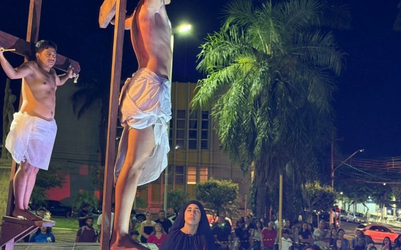 As celebrações da Semana Santa mobilizaram milhares de pessoas em Andradina, com uma programação intensa nas paróquias São Sebastião e Nossa Senhora das Graças. Ao longo dos dias, fiéis participaram de missas, encenações e procissões que reforçam a fé, a tradição e a reflexão sobre a paixão, morte e ressurreição de Cristo.

Com raízes que atravessam gerações, a Semana Santa é uma das manifestações religiosas mais importantes da comunidade católica local. Entre os momentos mais marcantes estão a encenação da Paixão de Cristo, que emociona pela riqueza artística e simbólica, e a tradicional procissão do Senhor Morto, que percorre as ruas da cidade num percurso entre as igrejas reunindo grande público, incluindo visitantes de toda a região.

Além do aspecto religioso, a programação também se destaca pelo potencial turístico. Segundo a subsecretária de Turismo, Viviane Castro, eventos dessa natureza ajudam a fortalecer o fluxo de visitantes, especialmente em um país como o Brasil, reconhecido mundialmente por sua forte tradição católica.

Viviane ressalta ainda que Andradina já conta com eventos consolidados nesse segmento, como a procissão do Bom Jesus da Lapa, realizada em 6 de agosto no distrito de Paranápolis, que leva milhares de pessoas ao local todos os anos, consolidando-se como uma das maiores manifestações de fé da região.


“No caso da Semana Santa, não só a encenação da Paixão, que tem um toque artístico, mas todo o rito também se torna um atrativo para católicos que vêm à Andradina”, destacou.