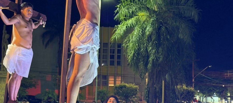 As celebrações da Semana Santa mobilizaram milhares de pessoas em Andradina, com uma programação intensa nas paróquias São Sebastião e Nossa Senhora das Graças. Ao longo dos dias, fiéis participaram de missas, encenações e procissões que reforçam a fé, a tradição e a reflexão sobre a paixão, morte e ressurreição de Cristo.

Com raízes que atravessam gerações, a Semana Santa é uma das manifestações religiosas mais importantes da comunidade católica local. Entre os momentos mais marcantes estão a encenação da Paixão de Cristo, que emociona pela riqueza artística e simbólica, e a tradicional procissão do Senhor Morto, que percorre as ruas da cidade num percurso entre as igrejas reunindo grande público, incluindo visitantes de toda a região.

Além do aspecto religioso, a programação também se destaca pelo potencial turístico. Segundo a subsecretária de Turismo, Viviane Castro, eventos dessa natureza ajudam a fortalecer o fluxo de visitantes, especialmente em um país como o Brasil, reconhecido mundialmente por sua forte tradição católica.

Viviane ressalta ainda que Andradina já conta com eventos consolidados nesse segmento, como a procissão do Bom Jesus da Lapa, realizada em 6 de agosto no distrito de Paranápolis, que leva milhares de pessoas ao local todos os anos, consolidando-se como uma das maiores manifestações de fé da região.


“No caso da Semana Santa, não só a encenação da Paixão, que tem um toque artístico, mas todo o rito também se torna um atrativo para católicos que vêm à Andradina”, destacou.