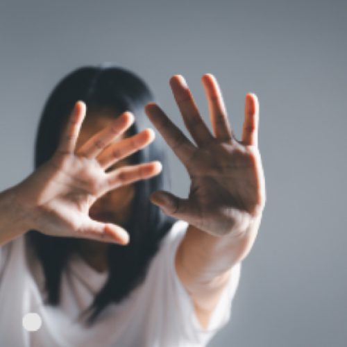 Homem é preso após morder rosto de companheira em Sud Mennucci