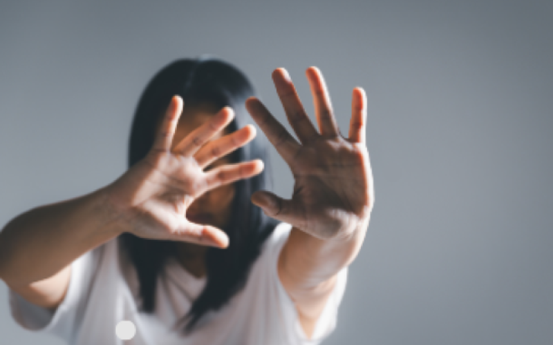 Homem é preso após morder rosto de companheira em Sud Mennucci