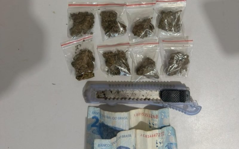 Mulher é presa por tráfico após venda de droga a adolescente