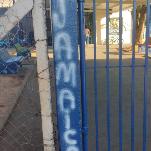 Vândalos fazem pichação em escolinha da Praça João Leite em Andradina