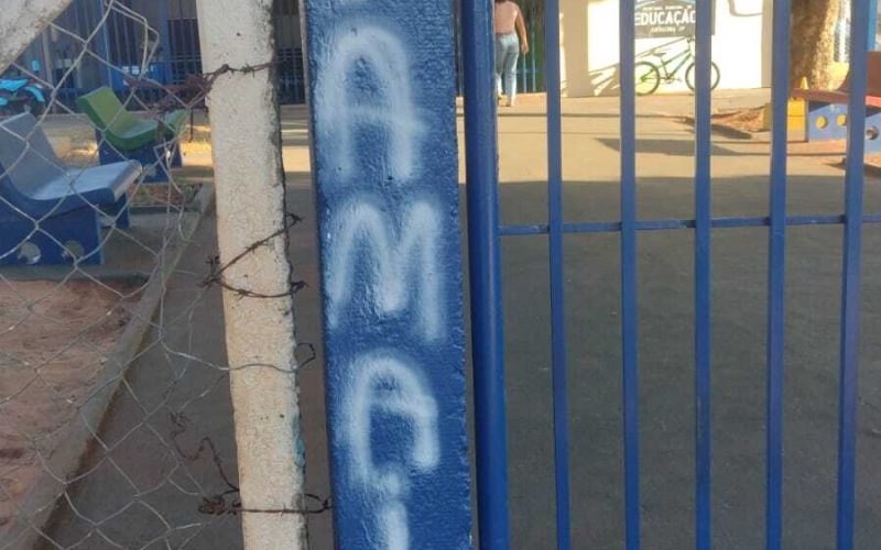 Vândalos fazem pichação em escolinha da Praça João Leite em Andradina