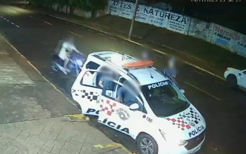 Motociclista embriagado atinge viatura parada em Araçatuba